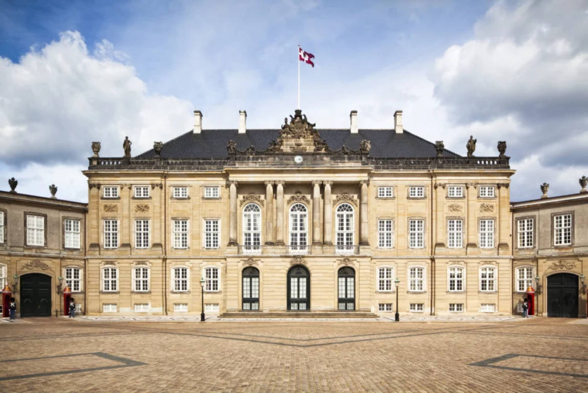 image of the Amalienborg Palace in Copenhagen, Denmark